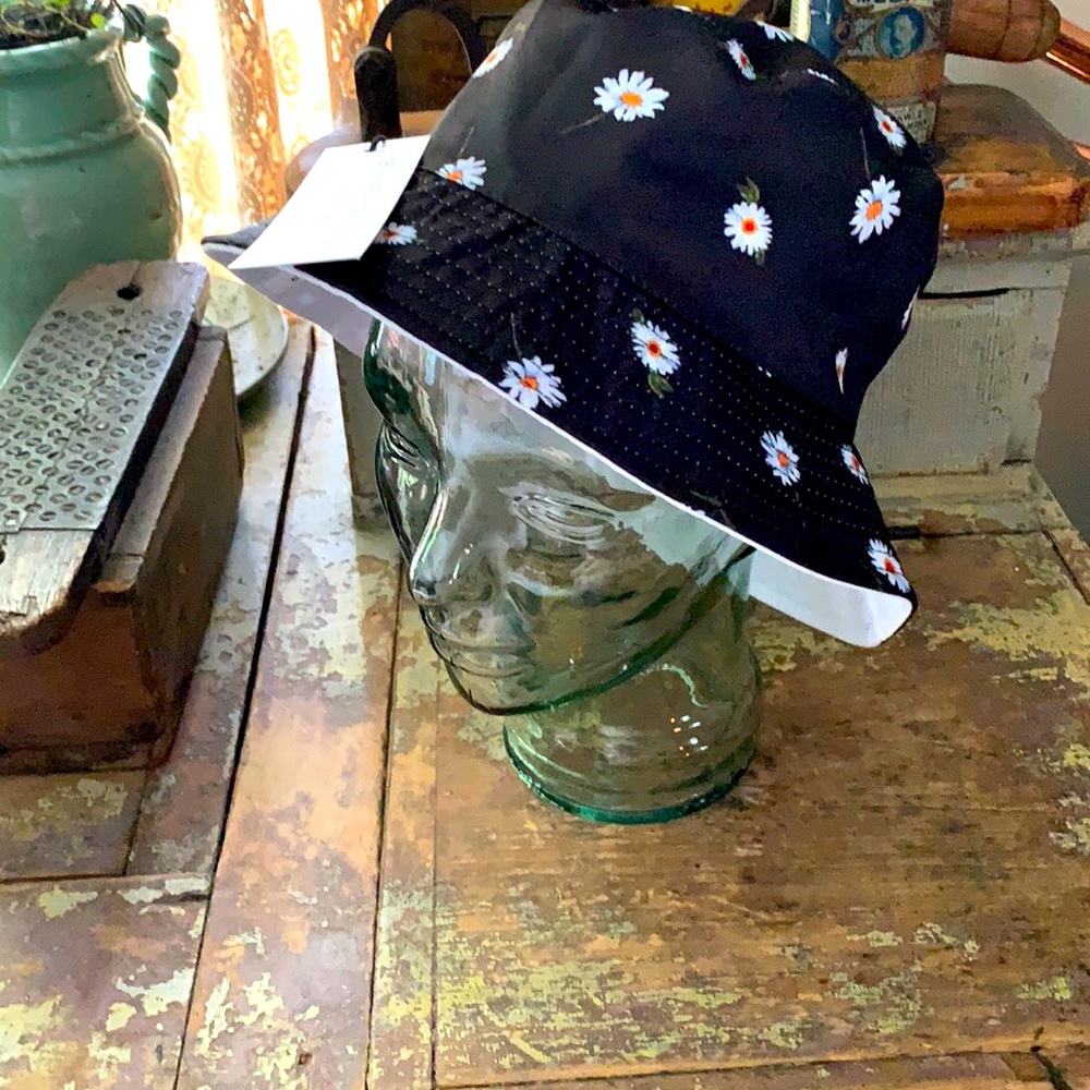 Alice + Olivia bucket hat NWT